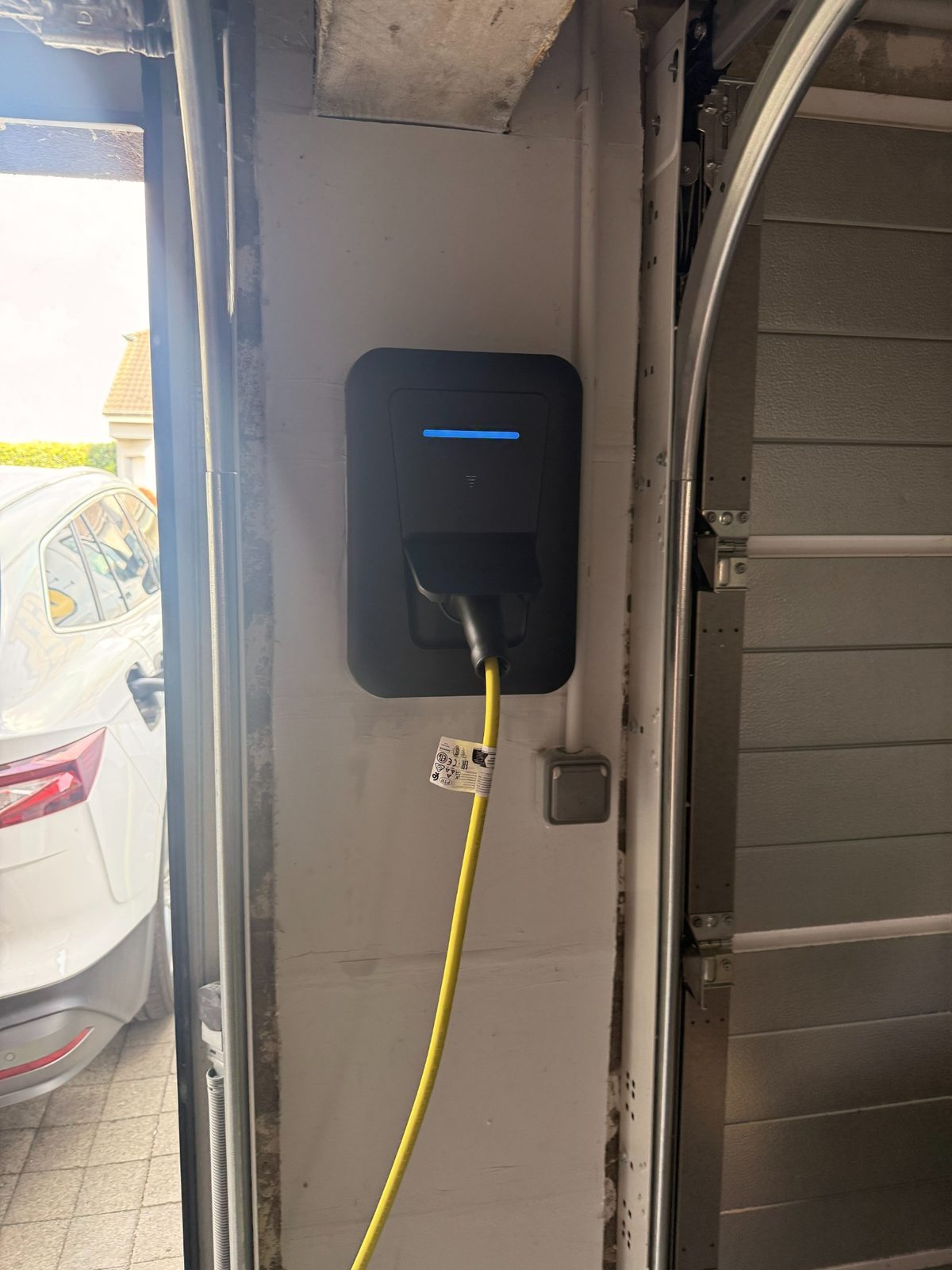 Borne de recharge branchée au véhicule