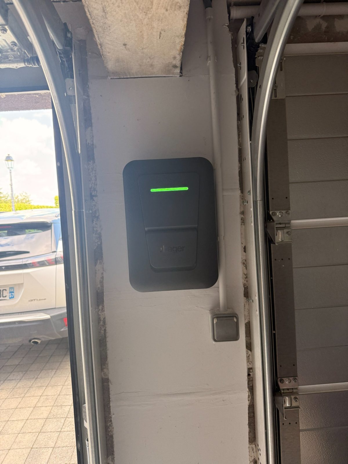 Borne de recharge installée et disponible